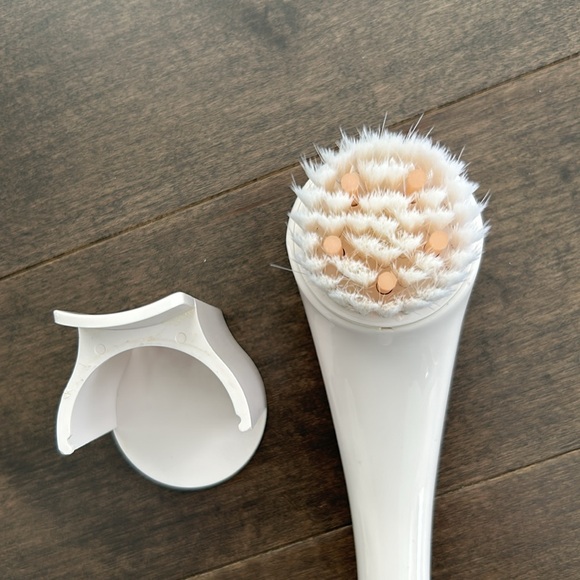 SHISEIDO Face Cleansing Massage Brush, Skincare Tools, Bonus Red Zip Travel Bag - Picture 4 of 9